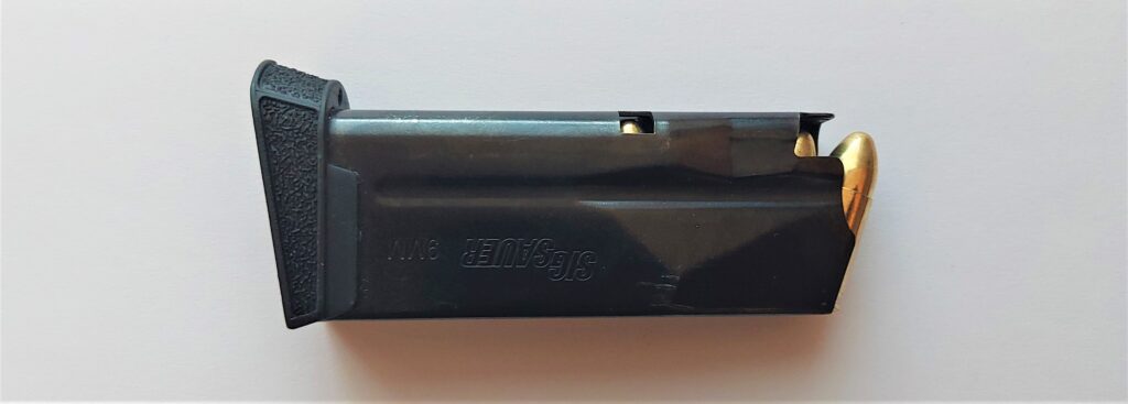 Magazynek pistoletu P365 wypełniony nabojami 9 mm x 19 Parabellum